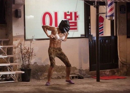 金秀贤旧照曝光 穿胸罩豹纹裤秀腹肌
